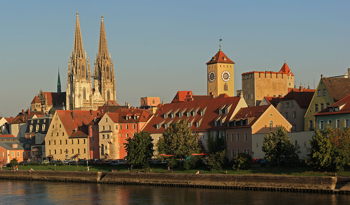 1200px-Rgbg-dom_und_rathaus.jpg